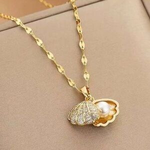 Mermaidcore Ocean coastal beach shell charm with faux pearl necklace NWOT